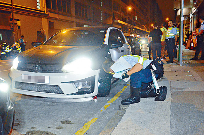 警员在青山道检查涉嫌改装私家车。