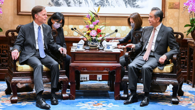 王毅(右)會見美國駐華大使伯恩斯。新華社圖片