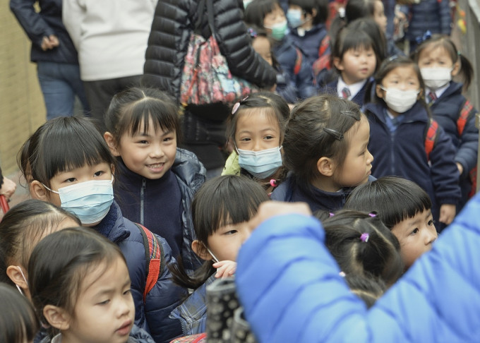 政府因應冬季流感疫情宣佈幼稚園和小學明日起停課。