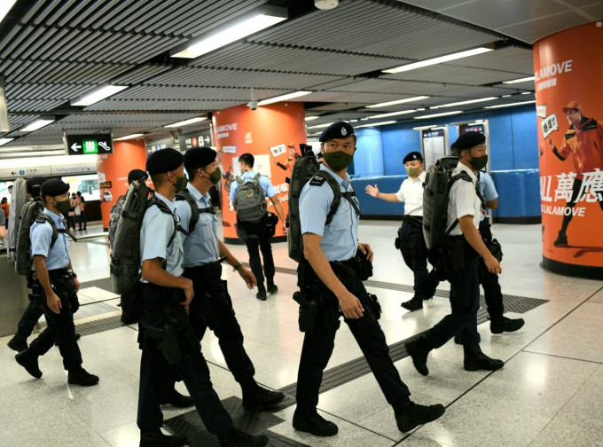 反恐特勤队及铁路应变部队在港铁金钟站站内布防及巡逻。