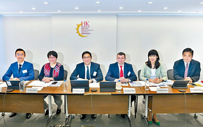 金发局主席李律仁（左三）指，太严谨的措施或会影响香港金融业的辐射范围。