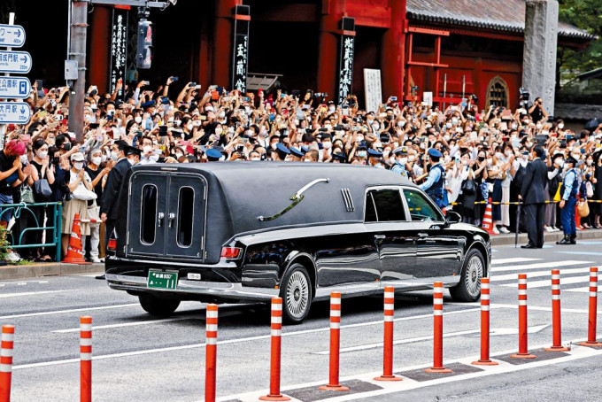 大批民眾周二在東京街頭，目送安倍晉三的靈車離開增上寺葬禮會場。
