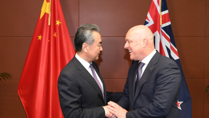 新西兰总理拉克森（右）会见到访的外交部长王毅。