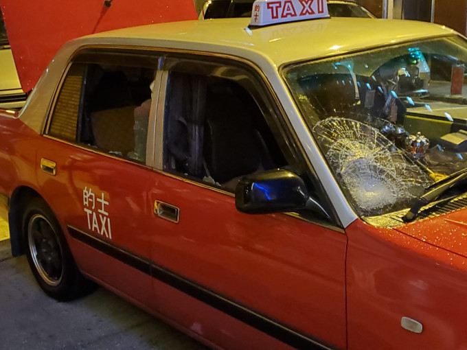 佐敦的士遭扑爆車窗。