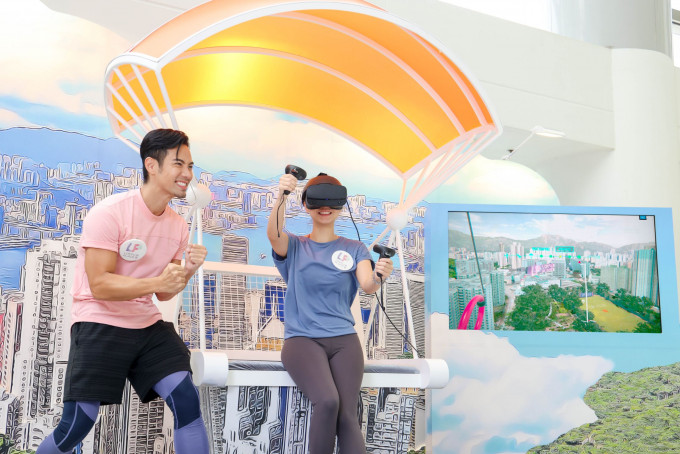 飛越樂富讓大家體驗首個以香港街景為題的VR跳傘遊戲。（樂富廣場）