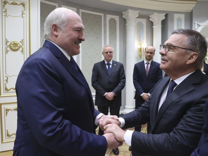 国际冰球联盟主席Rene Fasel(右)及白俄罗斯总统卢卡申科(左)会面。AP图片