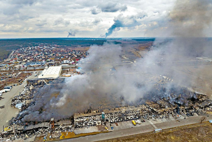 基辅近郊伊尔平的工厂和商店，在轰炸后冒出浓烟。 