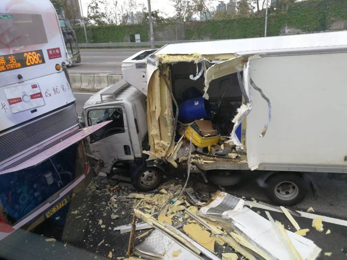 货车左边密斗被劏开，物品散落一地。网民细锋/ fb群组「香港突发事故报料区」