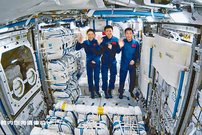 神舟十四号太空人陈冬（中）、刘洋（左）、蔡旭哲进入梦天实验舱。