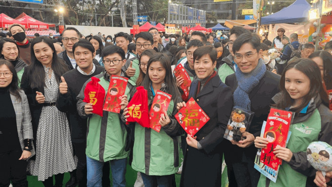 海关首次设年宵摊位义卖 何佩珊到场向市民拜早年