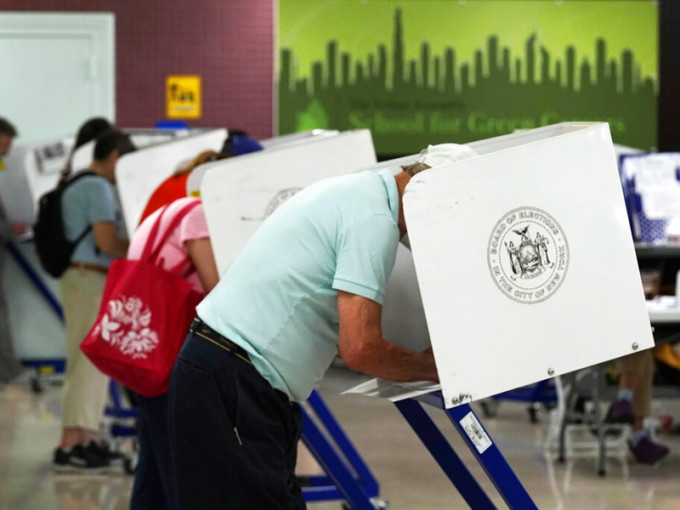 首次引入排序选择投票机制的纽约市长初选，点票工作陷入大混乱。AP图片