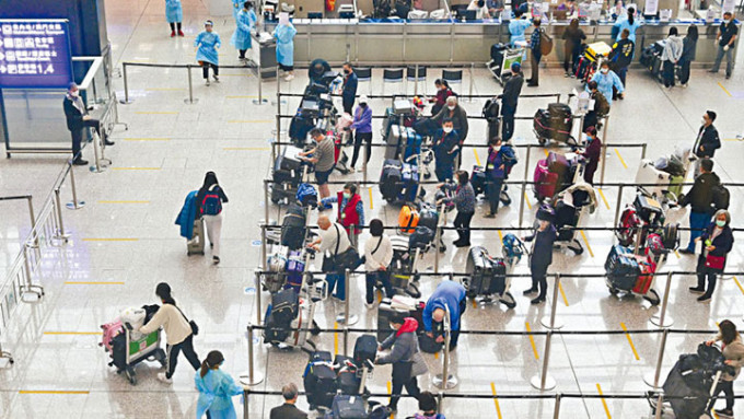 醫管局今日派醫療隊到機場為畿內亞抵港旅客篩查。資料圖片