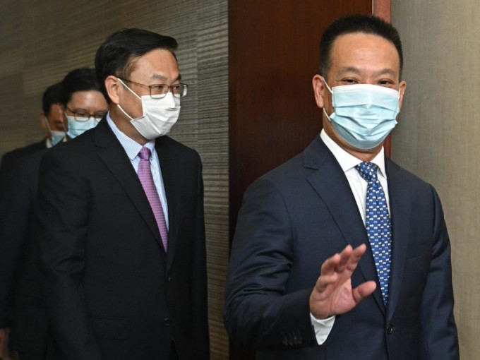港澳辦副主任黃柳權（右）指香港應主動擁抱內地的龐大市場。