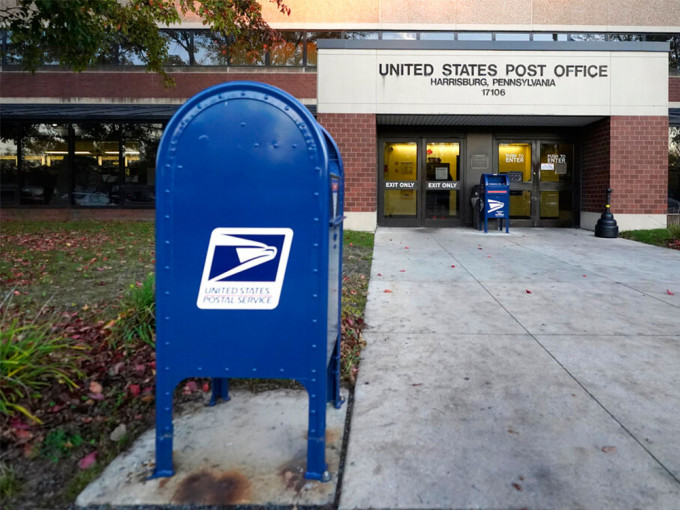 郵件處理中心有超過15萬張選民寄回的選票未於投票日結束前送去點票，且部分是在5個勝負未明的關鍵州。AP圖片