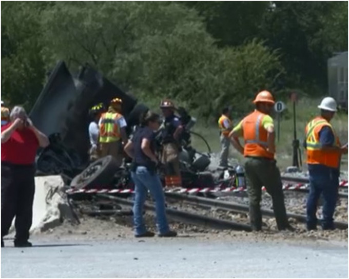 货车全车被列车撞毁车上两人死亡。网图