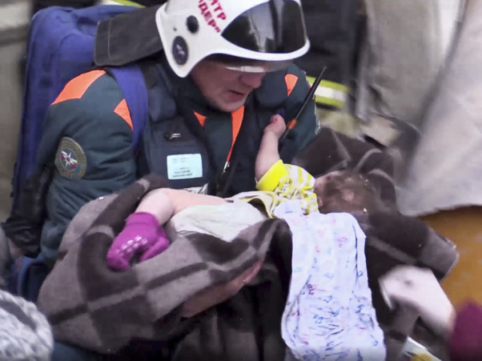 俄羅斯塌樓現場獲救男嬰已送往莫斯科醫院。AP
