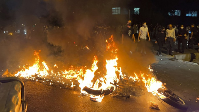 伊朗多地持续爆发反政府示威，有人在德黑兰街头堵路纵火。