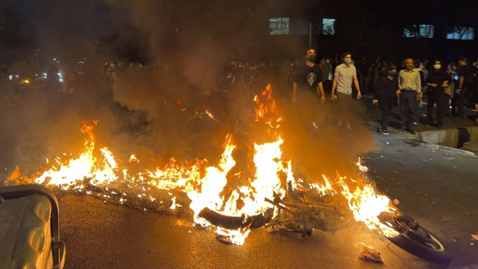 伊朗多地持續爆發反政府示威，有人在德黑蘭街頭堵路縱火。