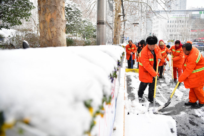 鄭州工人清除路面積雪。 新華社資料圖片