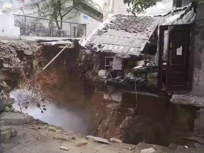 贵州贵阳市宝山南路一处旧民房发生地陷。(网图)