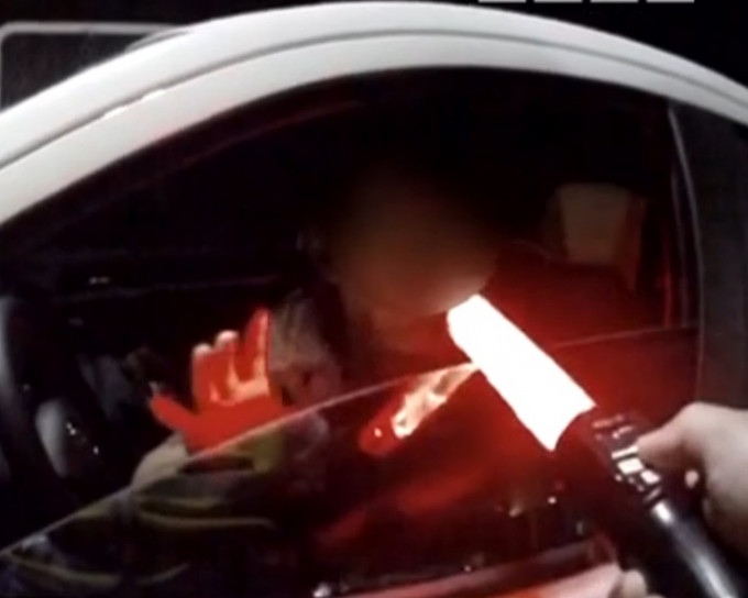 湖北一名女司机进食提子乾后驾车，被民警仪器误测酒驾。网图
