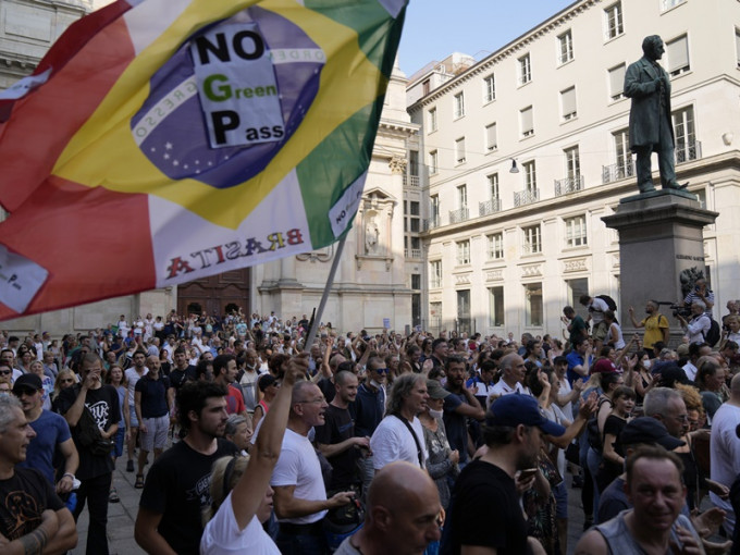 意大利有大批民众上街抗议。AP