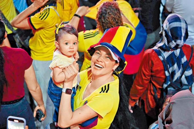 一名厄瓜多爾女球迷，帶孩子出席周六在多哈舉行的國際足協球迷節開放日活動。