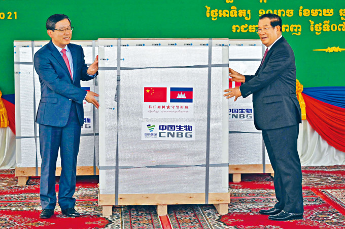■中國援柬埔寨首批六十萬劑新冠疫苗運抵金邊，洪森總理（右）親自接收。