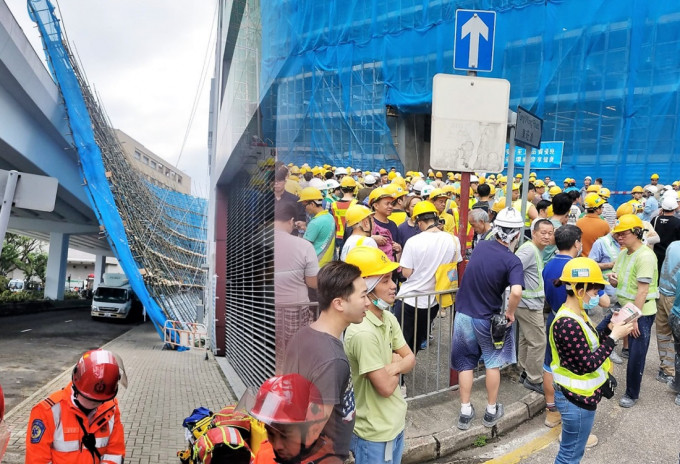 筲箕湾有巨型棚架倒塌，一名工人堕地受伤。 杨伟亨摄