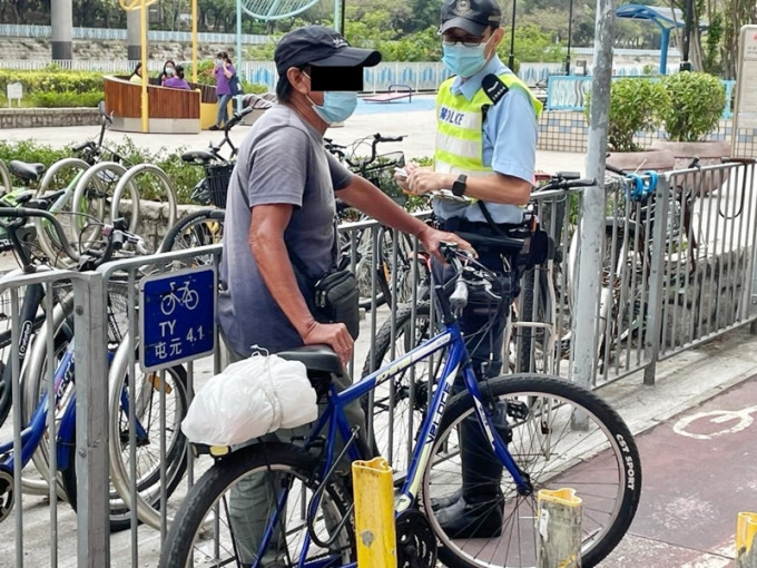 警方在屯門區單車意外黑點嚴厲打擊單車違例事項，合共發出23張傳票。警方圖片