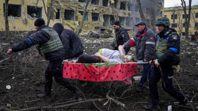 孕婦在戰火下重創送院，惜母子皆亡。AP圖片