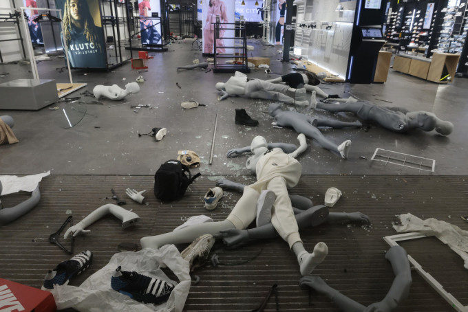 一家运动用品店拍到的照片显示，服装人形模特儿与球鞋散落一地。美联社