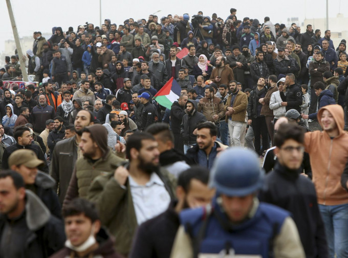 約4萬名巴勒斯坦人昨日在加沙邊境示威。AP