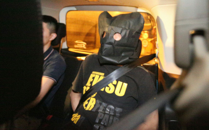 警方於港鐵大埔墟站外拘捕一名涉嫌販毒男子。