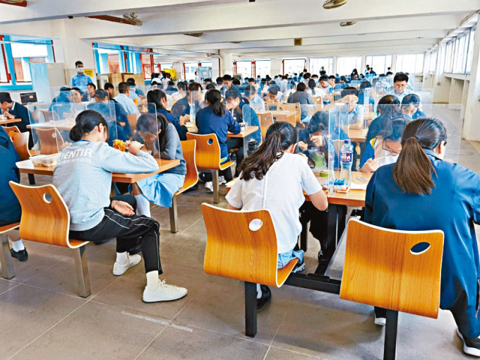 創知中學首天恢復全日面授，學生須於校內飯堂或小賣部用膳，座位全部以膠板分隔。