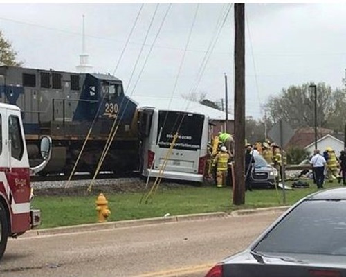 旅游巴士被火车撞至车身变形。图CNN