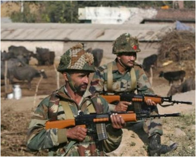 印军前线军队抱怨手中轻武器过时且有严重问题。网图
