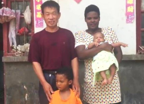 河南中佬與25歲「黑妹」拉埋天窗，並育有兩名孩子。網上圖片