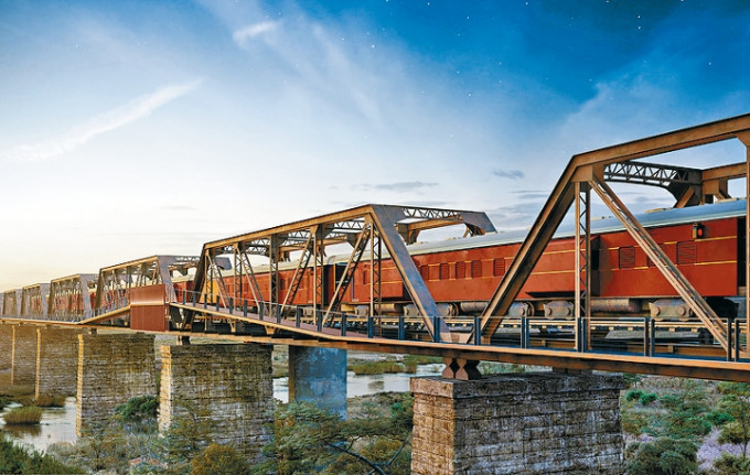 鐵道橋及酒店列車都是約有百年歷史的古董。