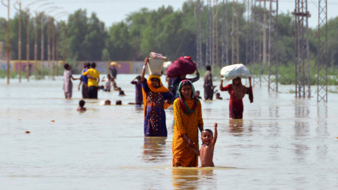 在巴基斯坦西南部洪水严重居民要被迫疏散。AP
