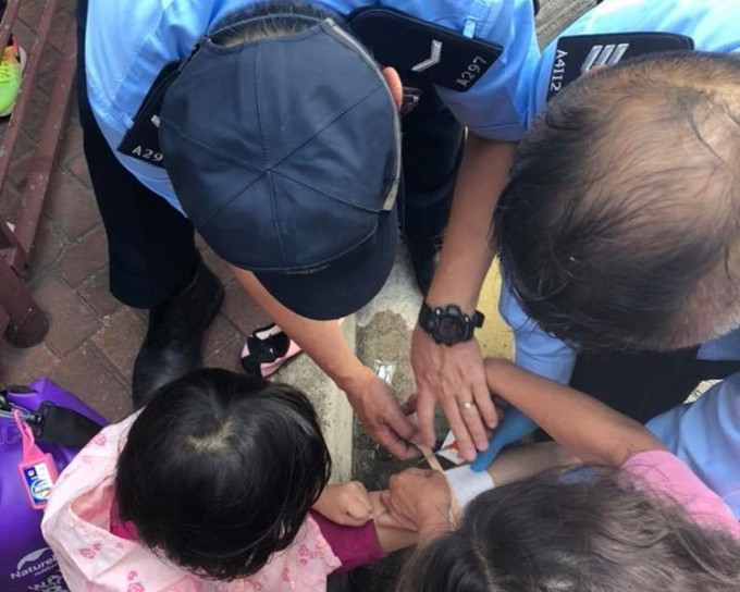 暖警温柔安抚女童获赞。网上图片