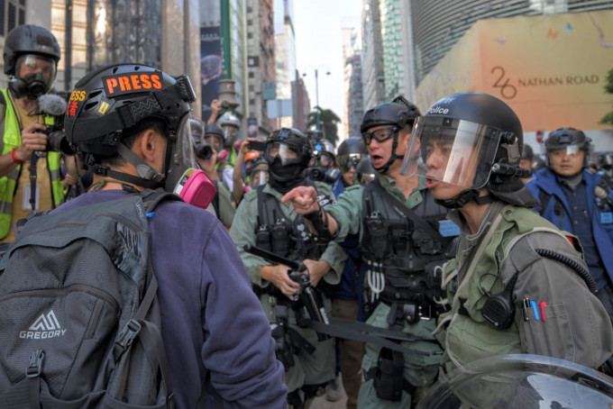 部分在冲突中执勤警员会佩戴「行动呼号」。资料图片