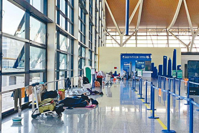 由於航班取消，很多外國人滯留在上海浦東機場。