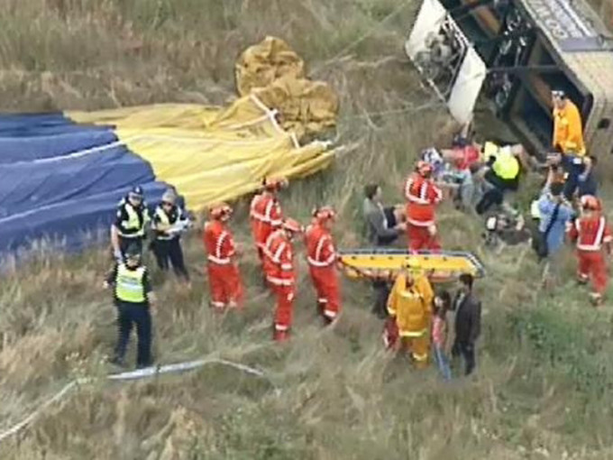 澳洲墨尔本观光热气球堕地7人受伤。（网图）