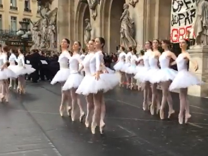芭蕾舞者抗议退休新制街头上演天鹅湖。Twitter影片截图