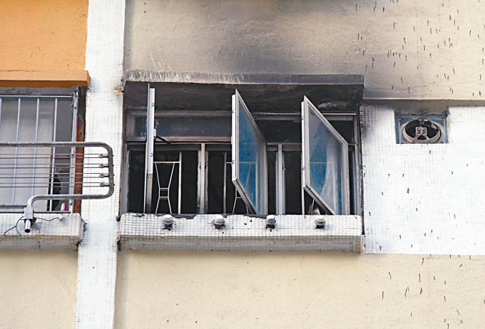 石硖尾邨单位火警，窗口外墙熏黑。