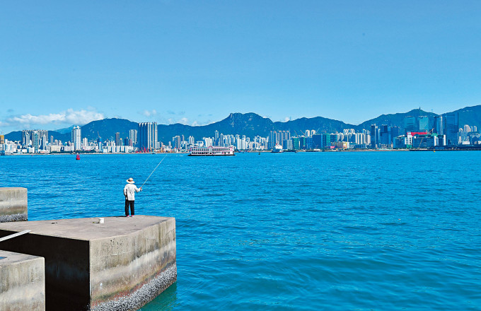 香港有不少人愛釣魚，不時可看到沿岸有人在垂釣。