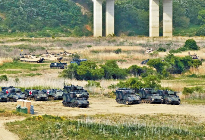 南韩边境邻近北韩的延川市，昨日可见美军装甲车停泊。