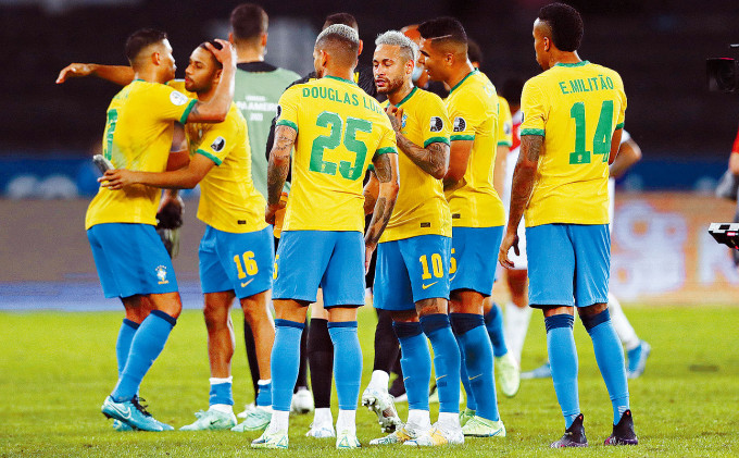 巴西球員賽後慶祝晉級決賽。