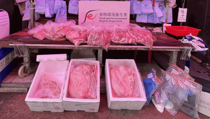 食環署於元朗區牡丹街向一間懷疑以冰鮮或冷藏肉充當新鮮肉出售的持牌新鮮糧食店採取行動。圖為行動中檢獲的部分肉類。